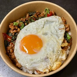 กะเพราหมูสับ ไข่ดาว