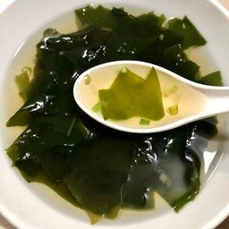 สาหร่ายวากาเมะ ( พร้อมน้ำซุปกระดูกหมู )