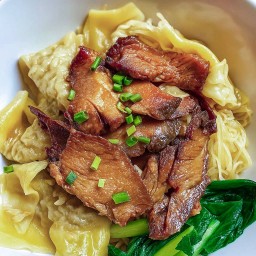 ย้ง บะหมี่หมูดำ : บะหมี่เกี๊ยว ต้มยำ - ปากซอยเศรษฐกิจ 50