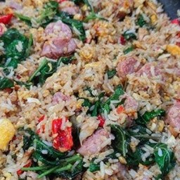 ข้าวคลุกกระเพราแหนมใส่ไข่