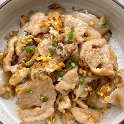 ก๋วยเตี๋ยวคั่ว หมู่นุ่ม