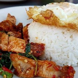 ข้าวผัดกะเพราหมูกรอบ