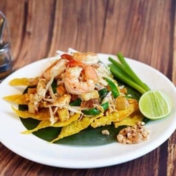 ผัดไทยเกี๊ยวกรอบกุ้งสด