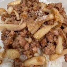 ข้าวหน้าหมูสับ,เห็ดชิเมจิผัดน้ำมันหอย