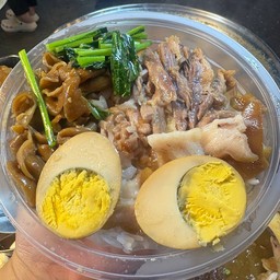 ข้าวราด ขาหมู เนื้อหนัง+ ใส้+ ใข่