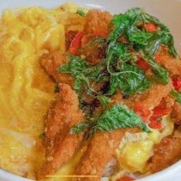 ข้าวกะเพราไก่ทอด
