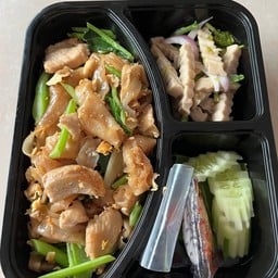 เส้นใหญ่ผัดซีอิ๊วหมู ยำหมูยอ