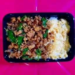 กระเพราหมูสับ+ไข่ข้น