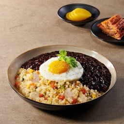 ข้าวผัดไข่ราดซอสจาจัง