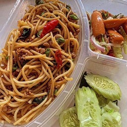 สปาเก็ตตี้ขี้เมาหมูสับ ยำไส้กรอก