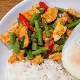 ผัดพริกแกงถั่วฝักยาวไก่ราดข้าว