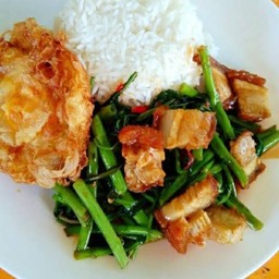 ข้าวผักบุ้งหมูกรอบ
