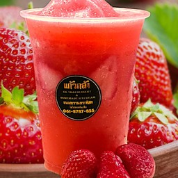 ST. สตรอเบอร์รี่ปั่น (ใช้ผลไม้ปั่น) ท็อปด้วยสตรอเบอร์รี่หั่นชิ้น