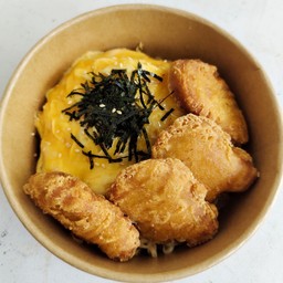 มาม่าเกาหลี ซัมยัง ไข่ข้น   พร้อมด้วยนักเก็ตไก่ 4 ชิ้น โรยหน้าด้วยสาหร่าย