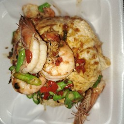 ข้าวไข่ข้นราดกระเพาหมูสับกุ้งไก่