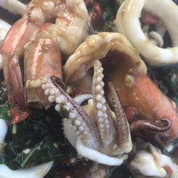 กระเพราปลาหมึก+กุ้งราดข้าว