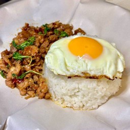 In Cha Coffee Room & กะเพราโครตหม้อ