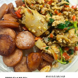 ข้าวหน้ากระเพราหมูสับหน่อไม้ดองโรยกุนเชียง