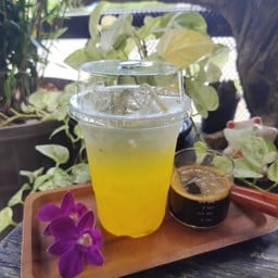 ร้านกาแฟ (หน้าโรงเรียนสอนขับรถ เชียงใหม่ เคดับบลิว)