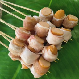 สามชั้นพันไส้กรอกไก่รมควัน