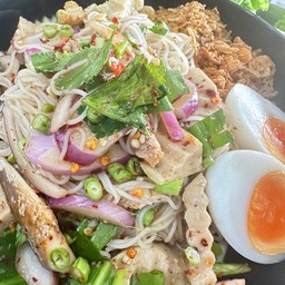 ยำขนมจีนทรงเครื่อง