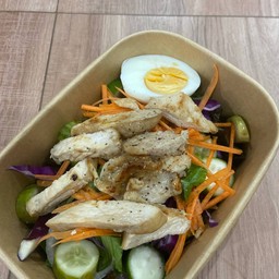 สลัดอกไก่ย่างพริกไทยดำ