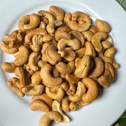 เม็ดมะม่วงหิมพานต์ (จากจังหวัดนครศรีธรรมราช)  คั่วสดใหม่ๆ