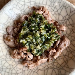 เนื้อเผาไฟราดน้ำมันต้นหอมขิง / sliced beef with scallion ginger oil