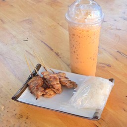 หวานปิดท้าย หมูปิ้ง 5 ไม้ + ข้าวเหนียว 1 ห่อ + ชานมเย็นL