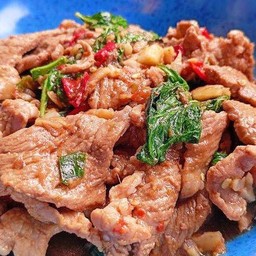 กระเพราสันคอราดข้าว