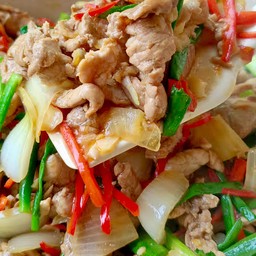 เนื้อผัดหอมใหญ่ราดข้าว