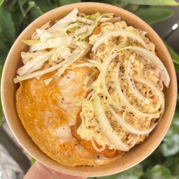 ข้าวไก่ทอดสลัดครีมหัวหอม ฟรีไข่