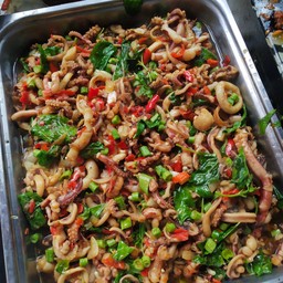 ไข่เจียวหอมเนยกะเพราอิ่มคุ้ม