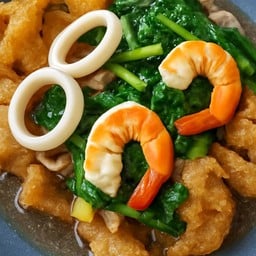 เส้นใหญ่ชุดไข่ทอดราดหน้าทะเล