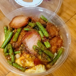 ข้าวไข่ข้นพริกขิงหมูแดง