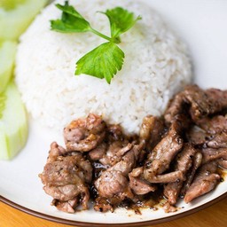 ข้าวเนื้อกระเทียม