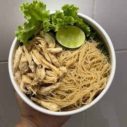 หมี่ไก่ฉีกสามก้อน