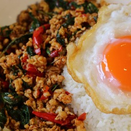 จัมโบ้ กะเพราขลุกขลิกพริกสด ราดข้าว