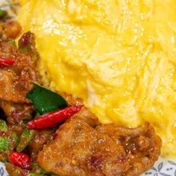 ข้าวหน้าไข่ข้นหมูชิ้นผัดพริกแกงถั่วฝักยาว