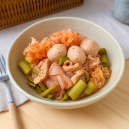 เย็นตาโฟผัดแห้งอกไก่ Yentafo with Konjac Noodle