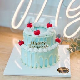 เค้กสองชั้น แถมเทียนเชอร์รี่ และป้ายในรูปฟรี