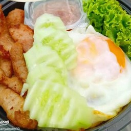 ข้าวหมูทอดไข่ดาวน้ำพริกกะปิ