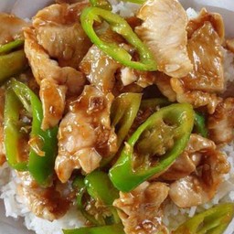 ข้าวหน้าอกไก่กระเทียมผัดน้ำมันหอยใส่พริกหยวก