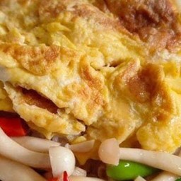 ข้าวหน้าไข่เจียวล้อมเห็ดชิเมจิผัดพริกขี้หนูสวน