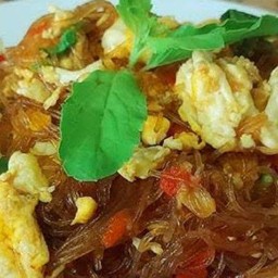 ข้าวหน้ากระเพราวุ้นเส้นใส่ไข่