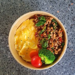 ข้าวไข่ข้นกระเพราหมูสับ