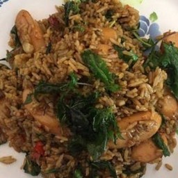 ข้าวคลุกกระเพราไส้กรอกโรยกระเพรากรอบ