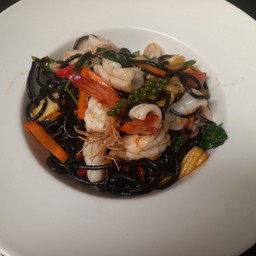 สปาเก็ตตี้เส้นดำขี้เมาทะเล