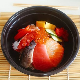 ข้าวหน้าปลาดิบรวมชิราชิ