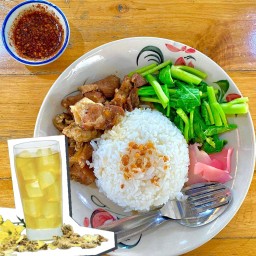 SETอิ่มพอใจ. ข้าวหมูอบ น้ำเก๊กฮวย